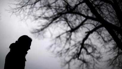 Symbolbild: Julian Stratenschulte/dpa
Für Menschen mit Depressionen oder Ängsten und solche, die sich einsam fühlen, kann die Coronakrise eine besondere Herausforderung sein. Experten von einigen Weidener Beratungsstellen raten, sich gezielt auf Positives zu fokussieren und geben weitere Tipps für den Alltag.