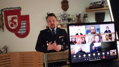 Bild: e
Vorsitzender Christoph Richter moderiert den Kameradschaftsabend der Kümmersbrucker Feuerwehr.