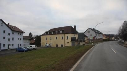 Erneut ein Thema im Gemeinderat waren der Ankauf und die geplante Sanierung des ehemaligen Gasthofs "Fürstenhof" in der Alten Straße (Bildmitte). Zur Diskussion stand auch die Aufwertung des Ortseingangs im Süden der Marktgemeinde.