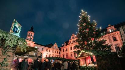 Archivbild: Armin Weigel
Die Stadt Regensburg hat den "Romantischen Weihnachtsmarkt auf Schloss Thurn und Taxis" untersagt.