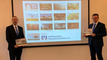 Bild: stg
Vorstandssprecher Joachim Geyer (rechts) und Marketing-Teamleiter Gerd Schwindl präsentierten den neuen Kalender mit den Siegerbildern des Fotowettbewerbs.