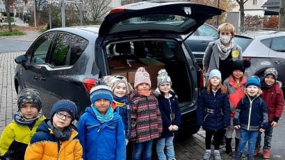 Bild: kzr
Die Kinder packten Päckchen für bedürftige Jungen und Mädchen in Osteuropa.