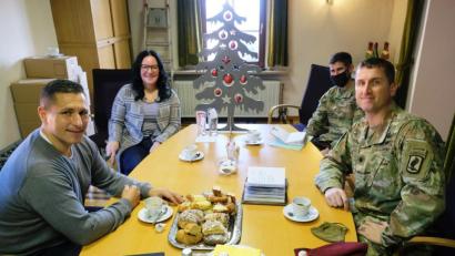 Bild: do
Zu einem Kennenlern-Besuch trafen sich im Rathaus Oberstleutnant Joshua Brown, Commander der US-Pateneinheit (re), Major Sean O'Neil (2.v.re.) und auf städtischer Seite Bürgermeister Marcus Gradl (li) und die städtische US-Beauftragte Petra Märkl