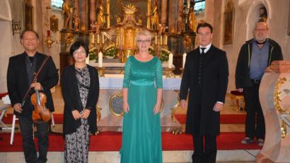 Bild: jr
Beim "Konzert für Engel" in der Konnersreuther Pfarrkirche waren (von links) Hiro und Takako Furukawa, Ulrike Machill, Volker Bengl und Gastgeber Pater Benedikt Leitmayr dabei.