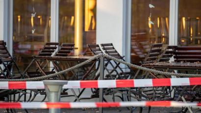 Bild: Daniel Karmann
Mit Flatterband sind Tische und Stühle eines geschlossenen Biergartens in Nürnberg abgesperrt. Seit Wochenbeginn gilt in Deutschland ein Teil-Lockdown.