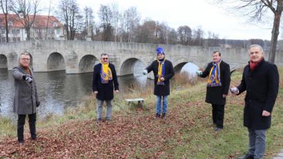 Bild: Stadt Tirschenreuth/exb
Kein Weihnachtszauber, kein Glühwein: Das bedauern (von links) Bürgermeister Franz Stahl, Lions-Präsident Hans-Jürgen Jokiel, Clubmaster Dominik Neitz, Lions-District-Governor Franz Göhl und Landrat Roland Grillmeier.