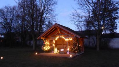 Bild: jow
Der Pavillon auf dem Spielplatz in Lintach ist vorweihnachtlich geschmückt.