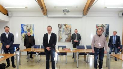 Bild: ohr
Bürgermeister Frank Zeitler (hinten Mitte) verabschiedet Sachbearbeiter im Bauamt Uli Süß (vorne Mitte) im Beisein der Amtskollegen Johann Wilhelm (Guteneck/links daneben) und Markus Schiesl (Altendorf/rechts) sowie Bauamtsleiter Thomas Prey (links) nach 47 Dienstjahren in den Ruhestand. Günter Pflamminger (Zweiter von rechts) erhält die Urkunde zum 25. Dienstjubiläum.