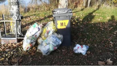 Bild: Eichl
Gelbe Säcke und einen ausrangierten Grill haben Bauhof-Mitarbeiter am Badeweiher gefunden. Bürgermeister Anton Kappl ist "mehr als nur sauer".