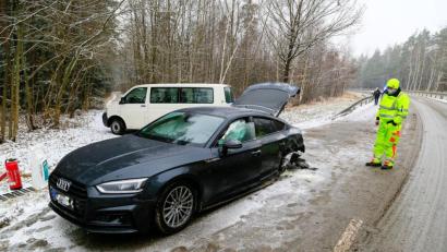 Bild: Hösamer
Die Fahrerin dieses Audi kam zwischen Schwandorf und Steinberg am See auf glatter Straße auf die Gegenfahrbahn und kollidierte mit einem weiteren Auto. Der Kleinbus im Hintergrund war nicht in den Unfall verwickelt.