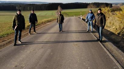 Bild: bey
Pleysteins Geschäftsleiter Günter Gschwindler, Zweiter Bürgermeister Bernhard Rom (Moosbach), Bauleiter Helmut Auer, Firma Dankerl, Geschäftsleiter Andreas Hofmeister (Moosbach) und Pleysteins Bürgermeister Rainer Rewitzer (von links) begutachten die fertige Straße.