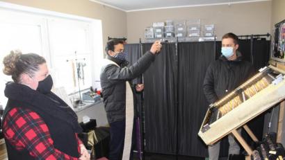 Bild: soj
Pfarrer Pater Anish George segnet die neuen Räume. Mit dabei: Bürgermeister Wolfgang Söllner (rechts), der Melanie Becher ein kleines Geschenk überreichte.