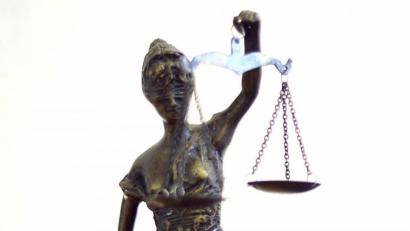 Symbolbild: Volker Hartmann/dpa
Eine Statue der Justitia.