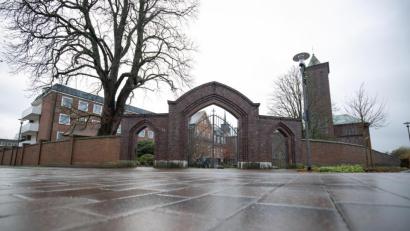 Bild: Friso Gentsch/dpa
Blick auf das Kloster vom Thuiner Franziskanerinnen-Orden. In dem Kloster sind 76 Ordensschwestern positiv auf das Coronavirus getestet worden. Bei 85 Ordensschwestern seien die Tests negativ ausgefallen, sagte die Generaloberin des Thuiner Franziskanerinnen-Ordens. Der Verlauf sei bislang mild.