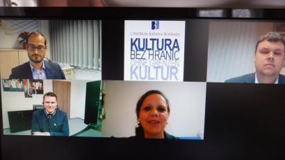 Bild: eib
Die Diskussionsteilnehmer (von links oben nach rechts unten): Dr. Bernhard Edenharter, kommissarischer Leiter des Gesundheitsamtes Cham, Martin Kopecký, Bürgermeister der Stadt Poběžovice (Ronsperg), Thomas Ebeling, Landrat des Landkreises Schwandorf, und Moderatorin Bára Procházková.
nicht auf dem Zoom-Foto:
- MUDr. Václav Šimánek, Ph.D., Direktor der Universitätsklinik Pilsen