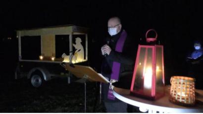 Bild: Gustl Beer
Die Krippe ist auf den Anhänger gebaut und reist durch den Weidener Stadtteil Hammerweg.