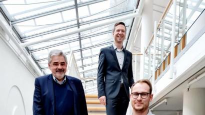 Bild: Landratsamt Bayreuth/exb
Landrat Florian Wiedemann (oben) und Kreisrat Günter Dörfler (links) hießen Felix Meßberger als neuen Kreisfachberater für Gartenkultur und Landespflege im Landkreis Bayreuth willkommen.