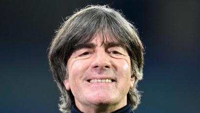 Bild: Robert Michael/dpa
Joachim Löw hat wieder gut lachen: Er bleibt Bundestrainer.