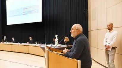 Bild: Gabi Schönberger
Anton Kohl (rechts) von TNL Umweltplanung, Weiden, und Matthias Rühl, Arbeitsgemeinschaft Stadt & Land, Neustadt/Aisch, stellen dem Stadtrat die ersten Ergebnisse der Standortalternativen-Prüfung für Weiden-West IV vor.