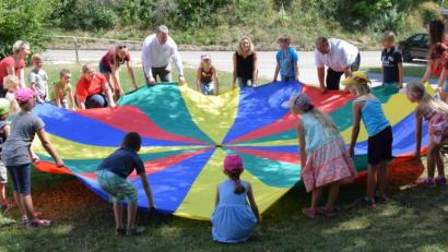 Archivbild: bö
Der Spielebus und seine Aktionen sind ein typisches Beispiel für die Kommunale Jugendarbeit. Die leidet jetzt auch unter Corona. Präsenztreffen sind nicht mehr erlaubt.