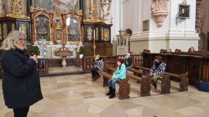 Bild: Grundschule Waldsassen/exb
Maria Sagstetter erläuterte den Kindern in der Basilika viele interessante Details.