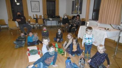 Bild: mma
Die Hahnbacher Kinder interessieren sich bei der Mini-Kirche sehr für die Farben des Advents.