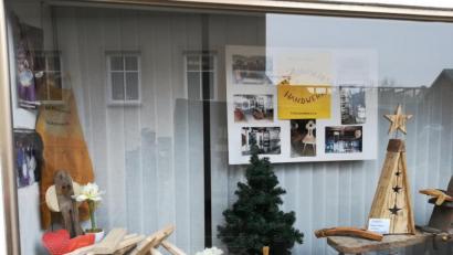 Bild: kod
Im Schaufenster in der Badstraße präsentiert der Arbeitskreis Historisches Handwerk Gegenstände, die nach altem Vorbild angefertigt wurden.