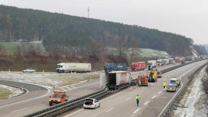 Bild: wpt
Auf der A6 bei Schmidgaden ist ein Lkw in die Mittelleitplanke gefahren.