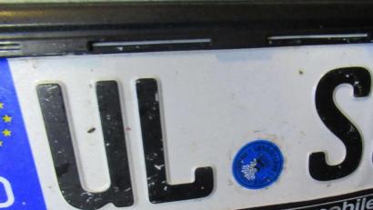 Bild: Grenzpolizei Waidhaus
Die am Golf angebrachten Kennzeichen stammten von einem anderen Auto und waren mit gebrauchten Klebesiegeln versehen, um eine Zulassung vorzutäuschen. Es gab aber an Auto und Fahrer noch mehr zu beanstanden.