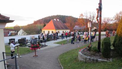 Bild: Christine Schwarz/exb
Eine Adventsandacht unter freiem Himmel fand vor der Paulsdorfer Kirche statt.
