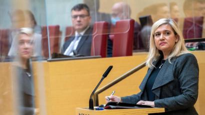 Bild: Peter Kneffel/dpa
Gesundheitsminister Melanie Huml (CSU) antwortet auf Fragen der Abgeordneten im Bayerischen Landtag.