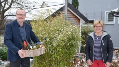 Bild: dob
Seit 20 Jahren gehört Maria Träger der Versicherungsgeneralagentur von Helmut M. Stubenrauch in Vohenstrauß an. Kunden werden stets mit einem freundlichen Lächeln von der Waldkirchnerin empfangen.