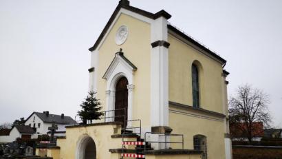 Bild: Thomas Dobler
Das Mausoleum der Grafen von Holnstein ist ein Blickfang auf dem Schwarzenfelder Friedhof. Absperrungen weisen darauf hin, dass es einiges zu reparieren gibt. Das Gebäude wurde in den Jahren von 1882 bis 1884 im neuromanischen Stil erbaut.