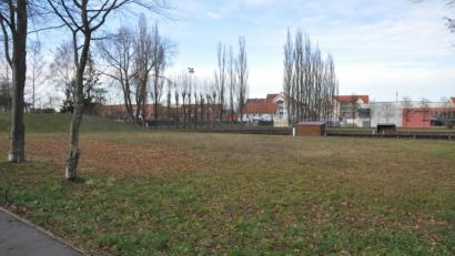 Bild: ak
Aus dem Areal zwischen Schulgebäude und Sportarena soll ein Mehrgenerationenpark werden. Über Details möchten sich die Gemeinderäte in einer Klausurtagung Gedanken machen. Um Fördermittel zu erhalten, ist ein Entwicklungskonzept erforderlich, an dessen Erstellung auch die Bürger mitwirken sollen.