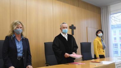 Bild: Gabi Schönberger
Bei Richter Hubert Windisch, hier mit den Schöffinnen, gilt auch am Platz Maskenpflicht.