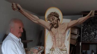 Bild: wec
Der Künstler Hans-Georg Hierl bei der Vollendung der neuen Christusdarstellung, die demnächst an der Johanniskirche in Ebermannsdorf zu sehen sein wird.