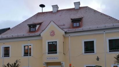 Bild: Gäste-Info Bad Neualbenreuth/exb
Das Adventsfenster in Bad Neualbenreuth kann bis Heiligabend digital im Netz und zusätzlich analog vorm Rathaus täglich neu geöffnet werden.