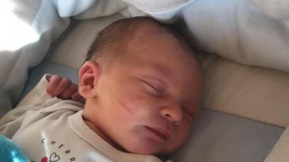 Bild: Dagner/Freundl/exb
Simon Freundl-Dagner wurde am Samstag, 21. November, im Klinikum Weiden geboren und ahnt noch nicht, wie besonders der Start ins Leben in diesem Krisenjahr ist.