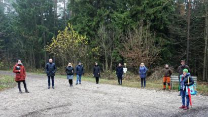 Bild: wec
Bevor das grüne Klassenzimmer in Betrieb gehen kann, sind viele Schritte notwendig. Die Beteiligten um Schulleiterin Heidrun Leitz (Sechste von links) kamen beim Sammelplatz im Wald zusammen.