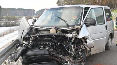 Bild: Gerhard Franz
Der Fahrer dieses VW-Busses geriet am Mittwoch kurz vor Mittag zwischen Paulsdorf und Etsdorf auf die Gegenfahrbahn. Eine Autofahrerin aus dem Landkreis konnte nicht mehr reagieren und erlitt schwerste Verletzungen.