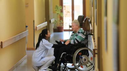 Bild: Jens Wolf/dpa
Pflegekräfte aus dem Ausland sollen den Fachkräftemangel in Deutschland abfedern. Die Arbeitsverträge stehen zum Teil in der Kritik.