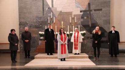 Bild: cog
In ihren Dienst als Gemeindediakonin mit Schwerkunkt Kinder- und Jugendarbeit wurde Diakonin Bettina Böhm (Mitte) von Dekan Karlhermann Schötz (3. von
links) unter Assistenz von ihrer Mutter Henrike Böhm, Vertrauensmann Günter Schultheiß, Diakonin Regina Reymann, Kirchenvorsteherin Nina Müller und Stadtpfarrer Dr. Roland Kurz eingeführt