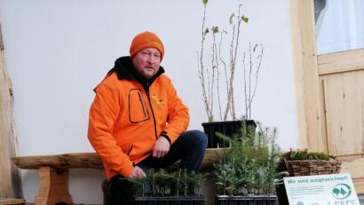 Bild: wpt
Alfons Vogl, Geschäftsführer der Waldbesitzervereinigung Neunburg vorm Wald/ Oberviechtach (WBV) vor seiner Geschäftstelle in Tiefenbach. Neben ihm steht das Schild, das zeigt, dass die WBV für nachhaltige Waldwirtschaft zertifiziert ist.