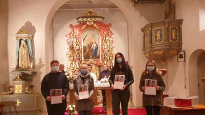 Bild: Josef Schloßer/exb
Kirchenpfleger Jakob Mutzbauer, Pater Georg, Pastoralreferent Andreas Hartung (hinten von links) verabschieden die langjährigen Ministranten Lukas Bauer, Antonia Bauer, Alexandra Hösl und Pia Fuchs (vorne von links).