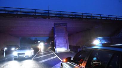 Bild: Florian Miedl
Ein Muldenkipper hing Dienstagnachmittag hochgeklappt an der Autobahnbrücke fest.