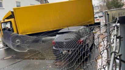 Bild: beg
Der Lkw-Fahrer, der auf der Regensburger Straße / Ecke Steinweg verunglückte, hatte vermutlich aus gesundheitlichen Gründen die Kontrolle über das Fahrzeug verloren.