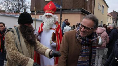 Archivbild: kro
Beim Weihnachtsmarkt vergangenes Jahr unterwegs waren auch Nikolaus und Knecht Ruprecht, der in der Kunstgasse Bürgermeister Bernd Sommer "erwischte". Der Stadtoberhaupt ist froh, dass dieses Jahr zumindest ein digitales Angebot ermöglicht worden ist und Stammgäste der vergangenen Jahre bei ihren jeweiligen Anbietern fündig werden können.