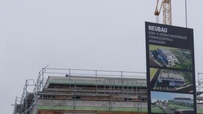 Bild: rn
Die Bautafel kündigt einen Neubau von Büro- und Verwaltungsgebäude und von Wohnungen an. Die Investition der Firma Ritter stellt jedoch kein Angebot für den öffentlichen Wohnungsmarkt dar. Die Wohnungen sind Betriebsangehörigen vorbehalten.