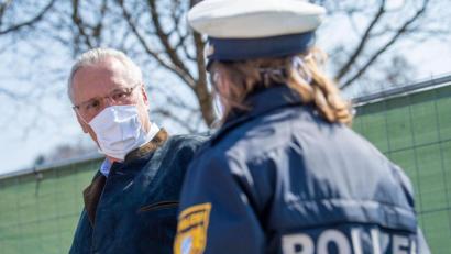 Bild: Lino Mirgeler
Der bayerische Innenminister Joachim Herrmann (CSU) spricht mit einer Polizistin - natürlich mit Mund-Nasen-Schutz.