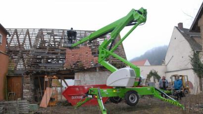 Bild: pop
Die Arbeiten am Goldener-Anker-Areal haben begonnen. Bei einem Einzeldenkmal, einem Stadel, läuft die Notsicherung. Bürgermeister Peter Braun (rechts) informiert sich über die Maßnahme.